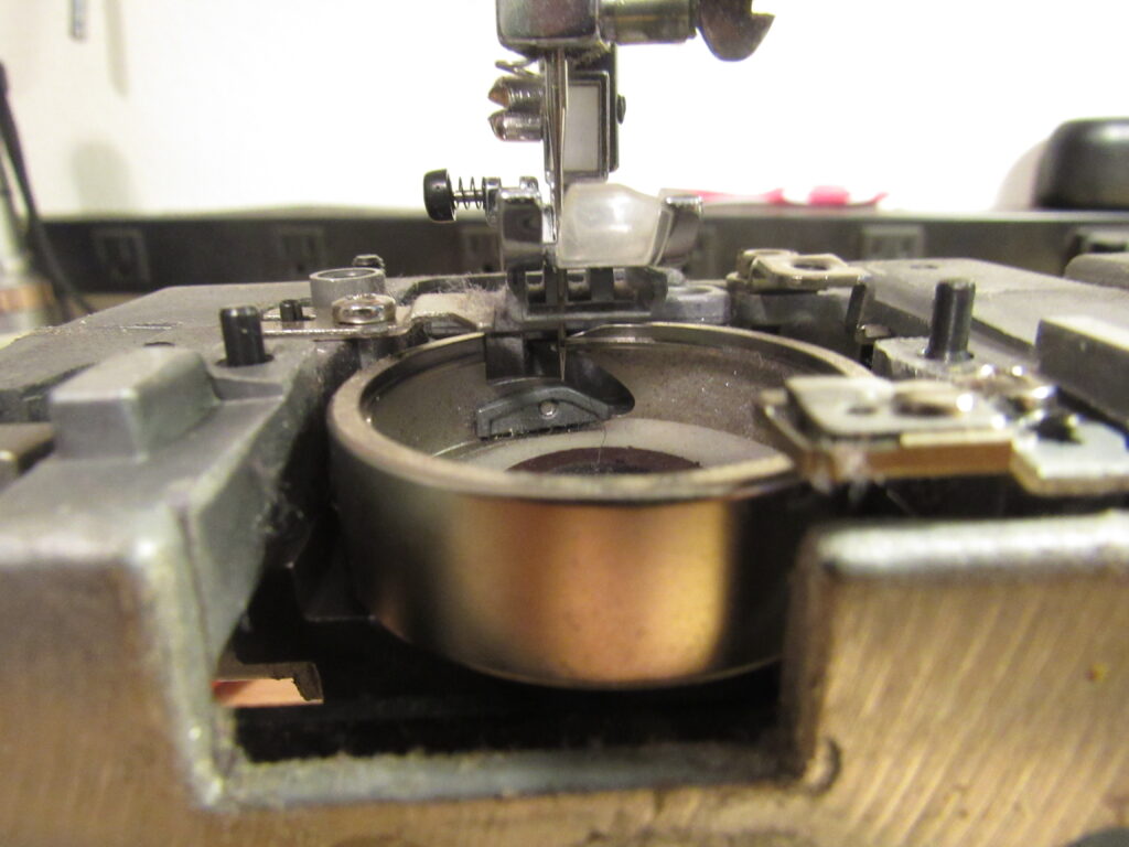 Needle dept adjustment on a rotary hook