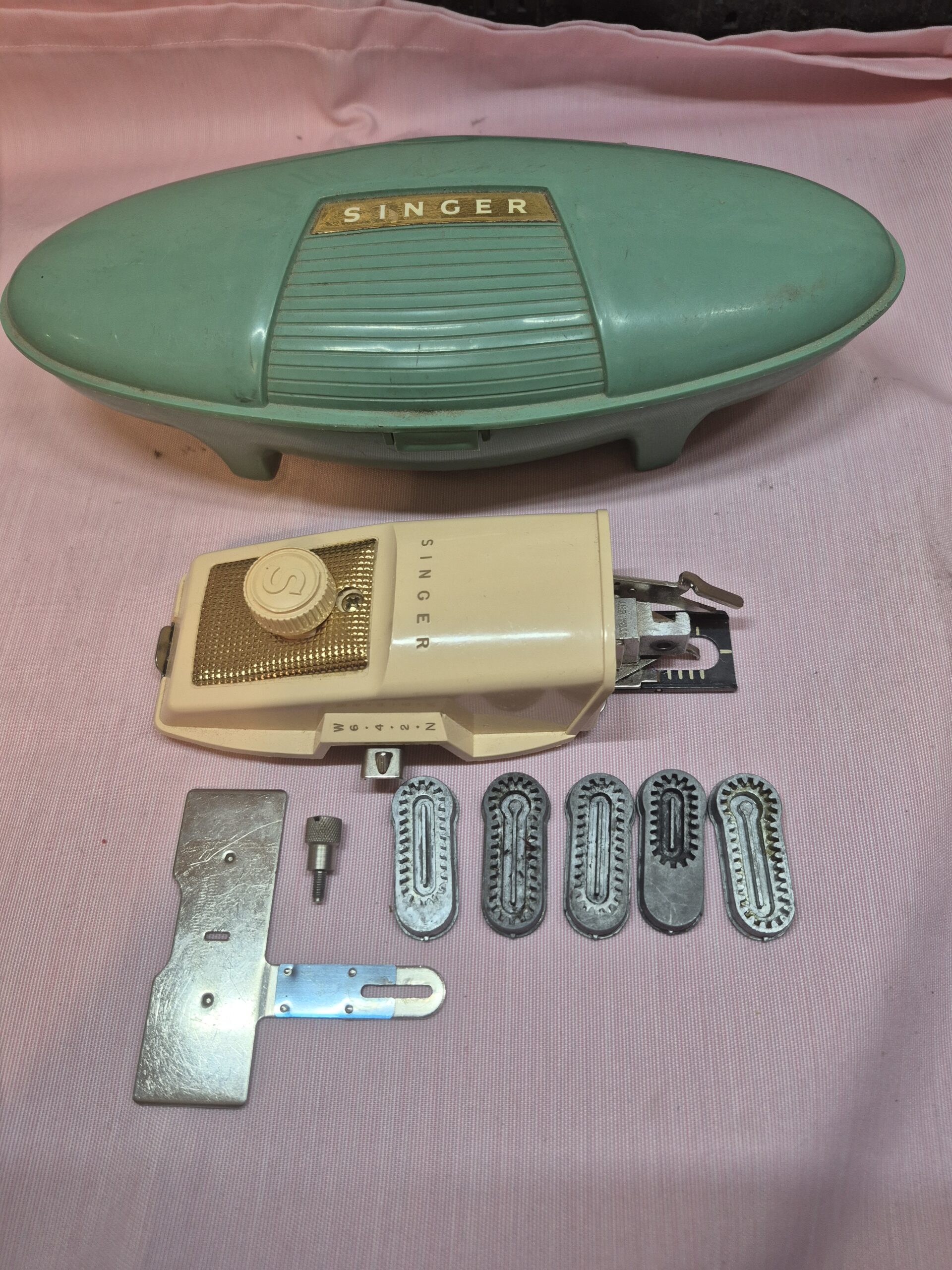 Singer Buttonholer No. 489500 with 5 Templates & Plastic Oval Box